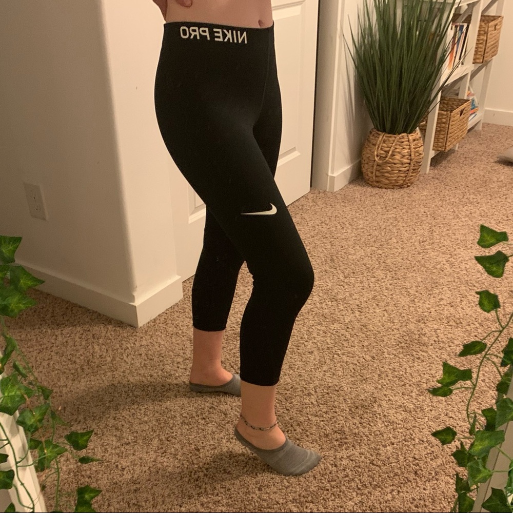 Medium cropped Nike yoga pants